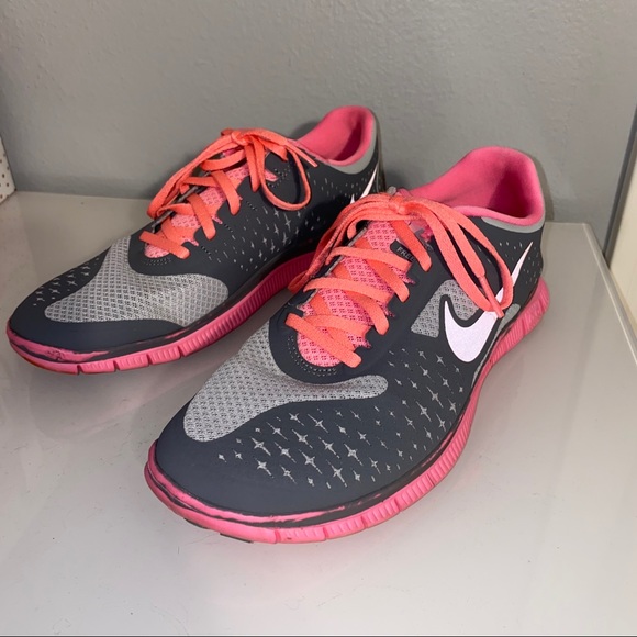 red nike womens tennis shoes